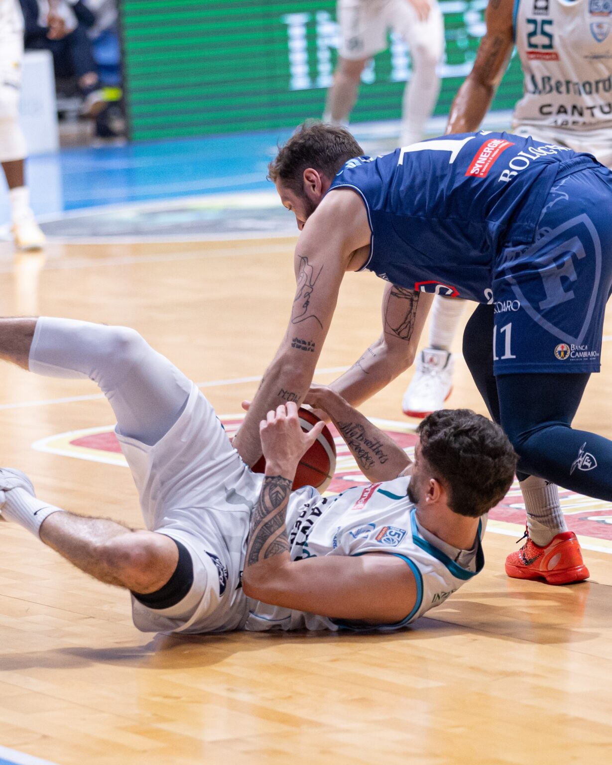 Cantù vince nettamente gara 5 con la Fortitudo, sarà l’avversaria della Sebastiani in semifinale