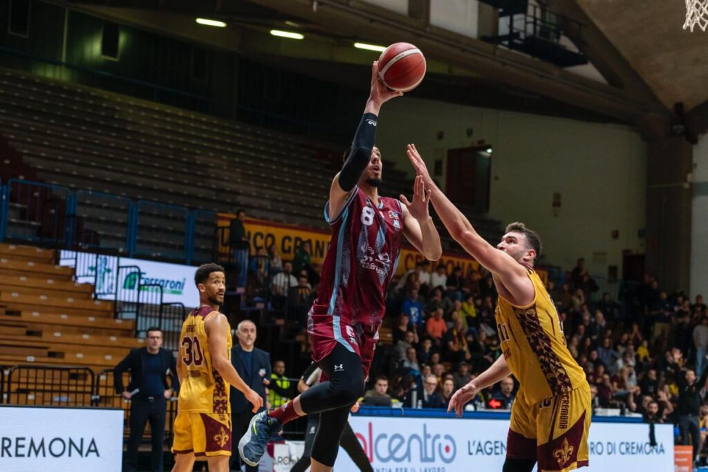 Le triple di Guariglia nel finale, trascinano la Sebastiani al successo esterno a Cremona