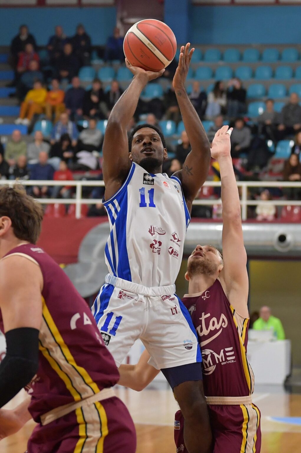 Sebastiani il momento è nerissimo. Non basta Perry, Livorno passa al PalaSojourner